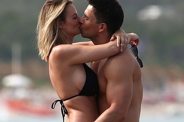 Vợ chồng người mẫu Rhian Sugden tình tứ trên biển