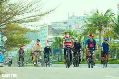 Nắng ấm, người dân đổ ra tuyến đường đẹp nhất phố biển Sầm Sơn thể dục