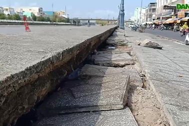 Sụp lún nghiêm trọng nền bờ kè sông Bạc Liêu - Cà Mau