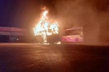 4 chiếc xe khách giường nằm bị cháy nghi ngút ngay trong bến