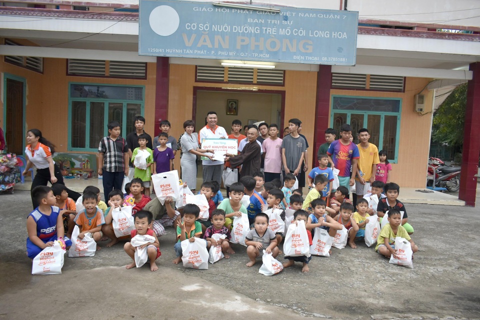 iSMART Education mang Tết Trung thu đến với 150 trẻ cơ nhỡ - 4 iSMART Education mang Tết Trung thu đến với 150 trẻ cơ nhỡ - 4