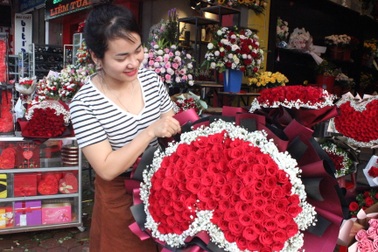 Lo sợ virus Corona, các shop hoa giảm nhập hồng ngoại