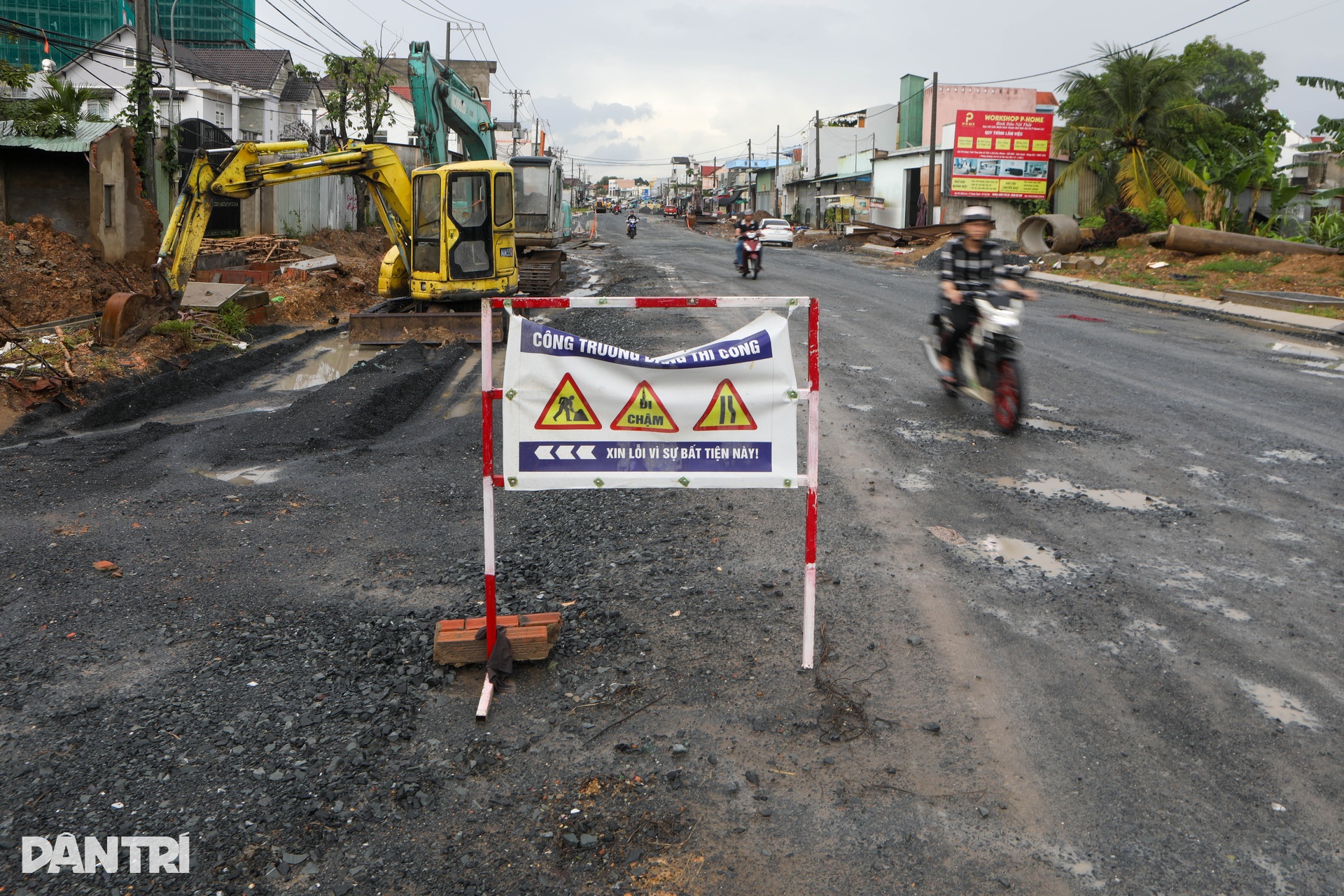 Con đường hàng trăm hố bom, vá đi vá lại sau mỗi cơn mưa ở TPHCM - 6 Con đường hàng trăm hố bom, vá đi vá lại sau mỗi cơn mưa ở TPHCM - 6