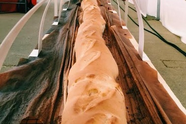 Bánh mỳ dài cả trăm mét nhận kỷ lục thế giới