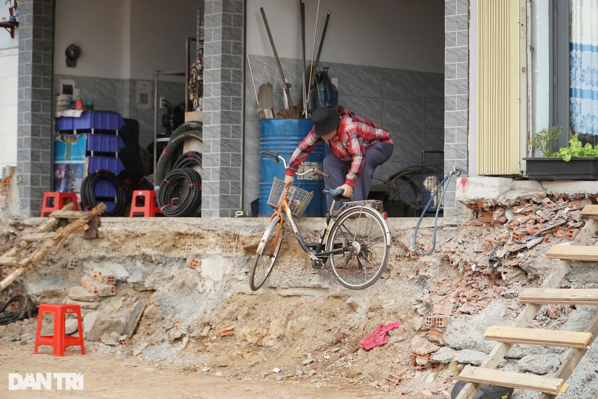 Hàng chục hộ dân phải bắc thang leo vào nhà ở công trình Vành đai 3 TPHCM - 10 Hàng chục hộ dân phải bắc thang leo vào nhà ở công trình Vành đai 3 TPHCM - 10