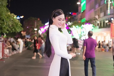 Nữ hoàng Trần Huyền Nhung với tình yêu lớn dành cho áo dài truyền thống Việt Nam.