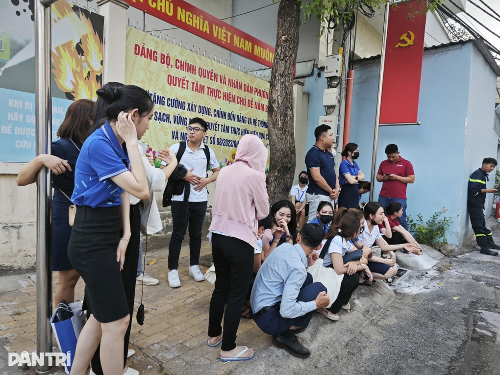 Cháy gần ngân hàng ở TPHCM, nhân viên nhà băng chạy tán loạn - 2 Cháy gần ngân hàng ở TPHCM, nhân viên nhà băng chạy tán loạn - 2