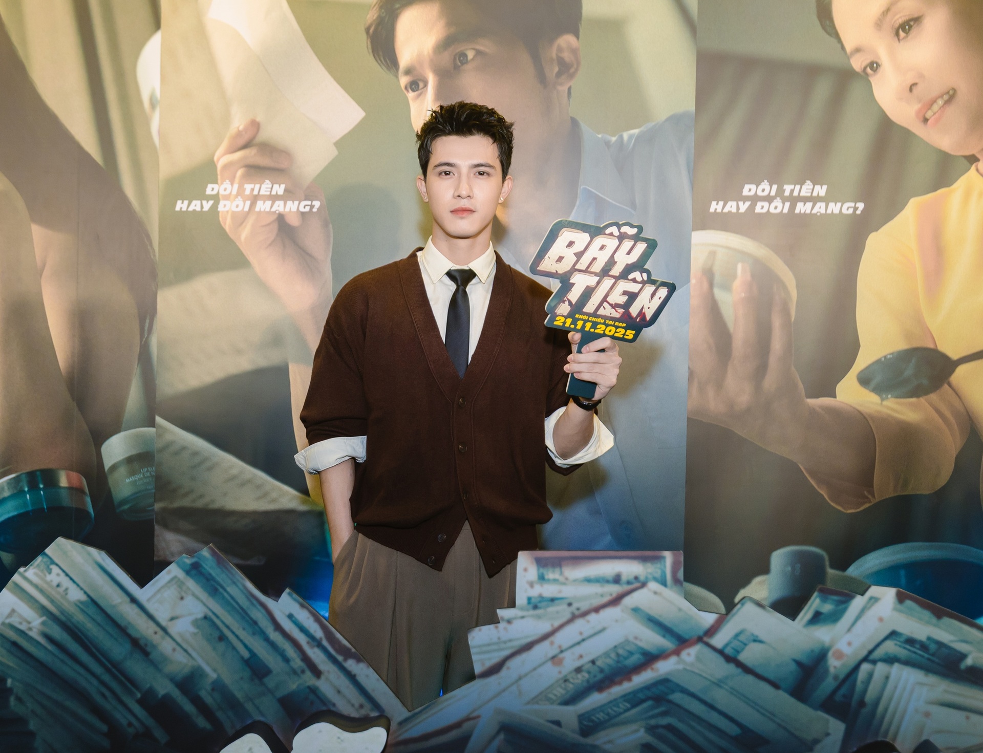 Tiếp viên gợi cảm Trâm Anh và Trương Thế Vinh né tránh nhau trên thảm đỏ - 8