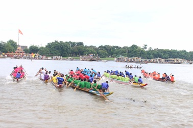 Sôi động lễ hội đua ghe trên sông Hương ngày Quốc khánh
