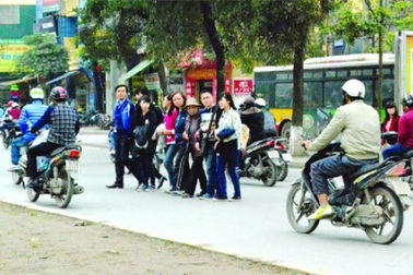 Người đi bộ vi phạm luật giao thông: Lỗi nhiều, xử lý ít