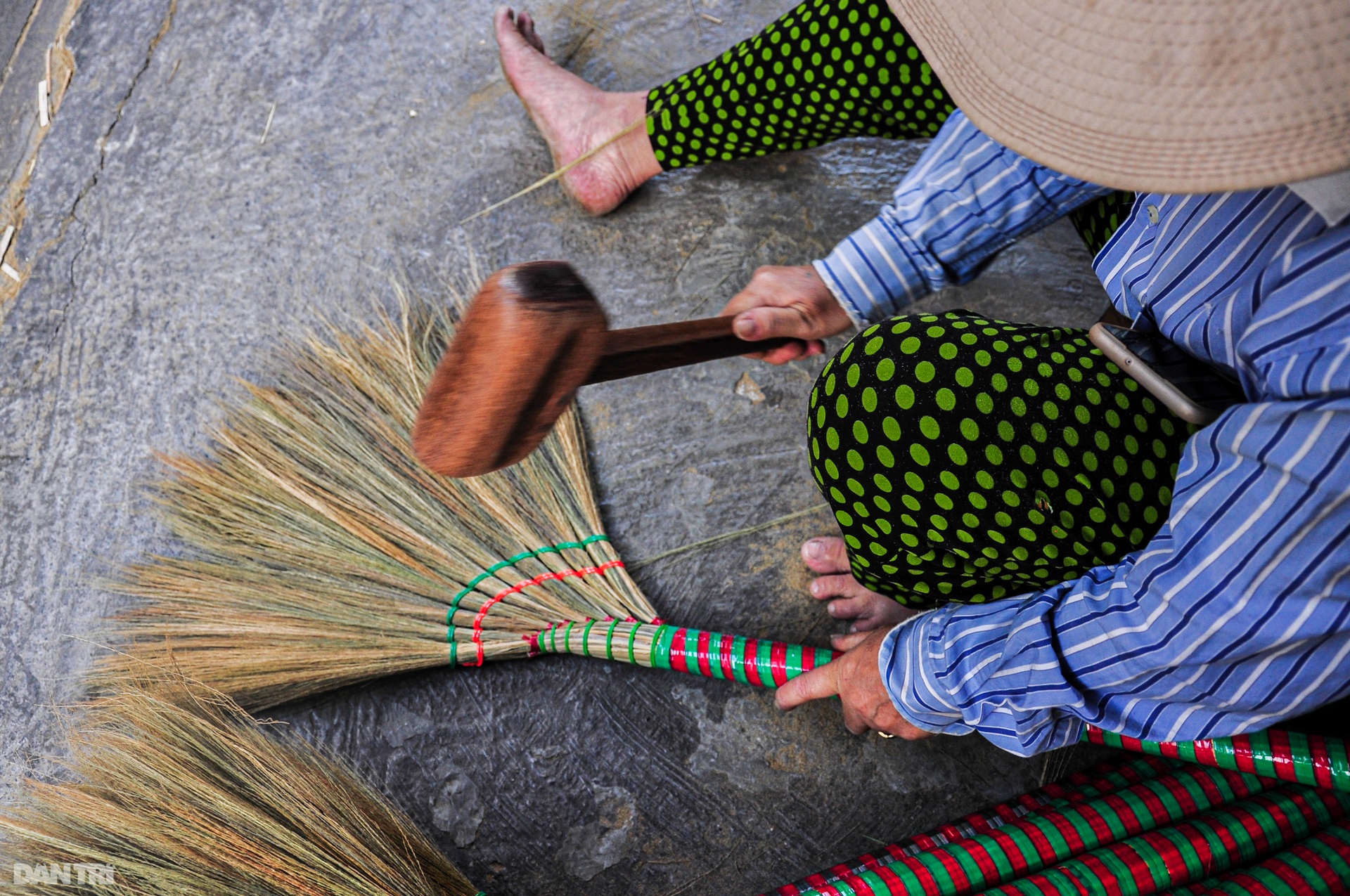 Xóm chổi đót độc nhất ở TPHCM nhộn nhịp ngày giáp Tết - 13