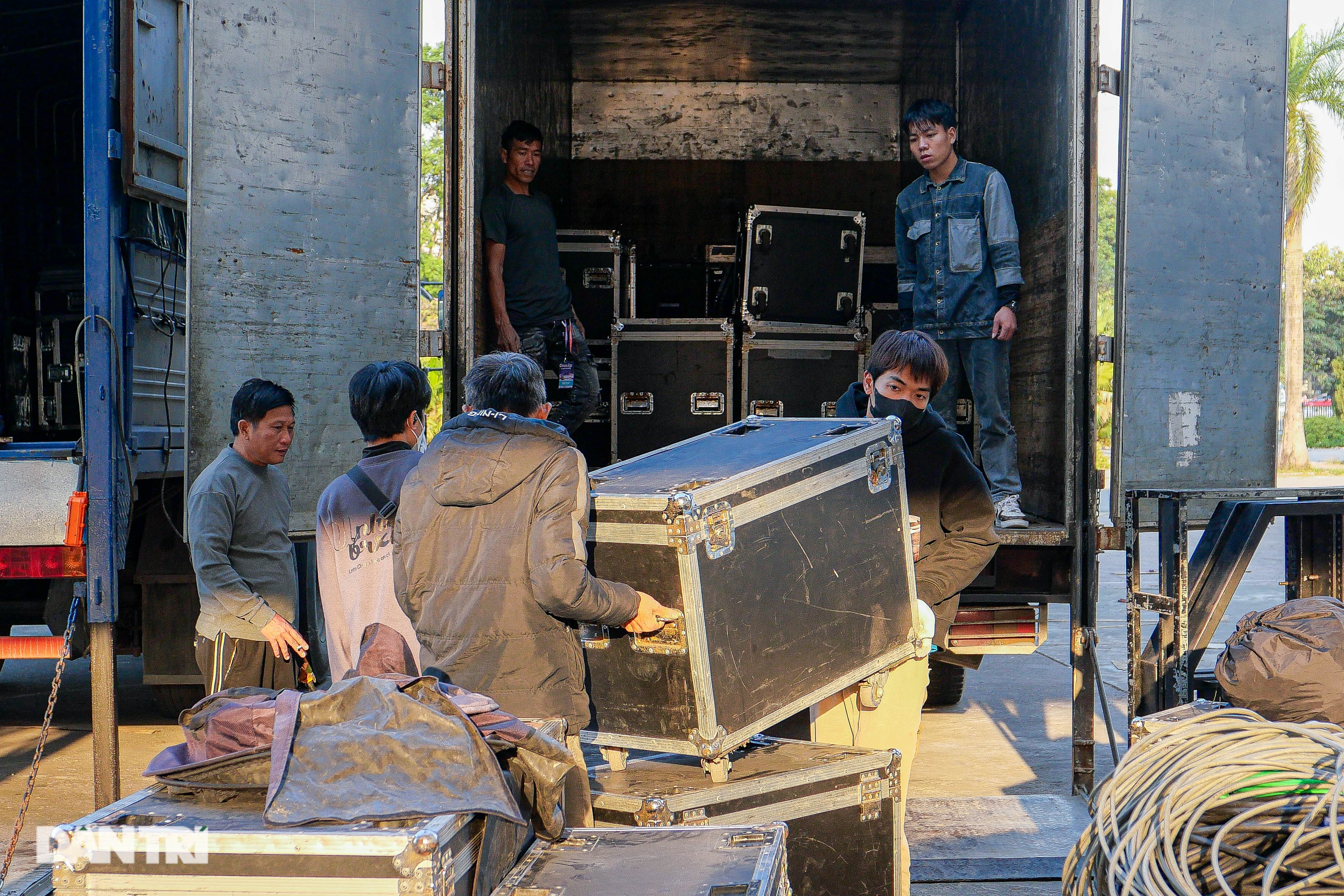 កម្មវិធី K-pop ត្រូវបានលុបចោល៖ កម្មករបានរុះរើប្រព័ន្ធសំឡេង និងភ្លើងយ៉ាងលឿន - ១០ Hủy show K-pop: Công nhân vội tháo dỡ hệ thống âm thanh, ánh sáng - 10