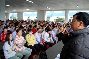 Gần 750 công nhân lãng công đòi thưởng Tết