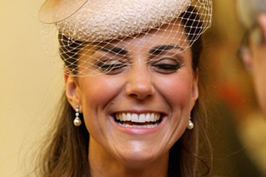 Vợ Hoàng tử Anh đeo khuyên tai ngọc trai giả