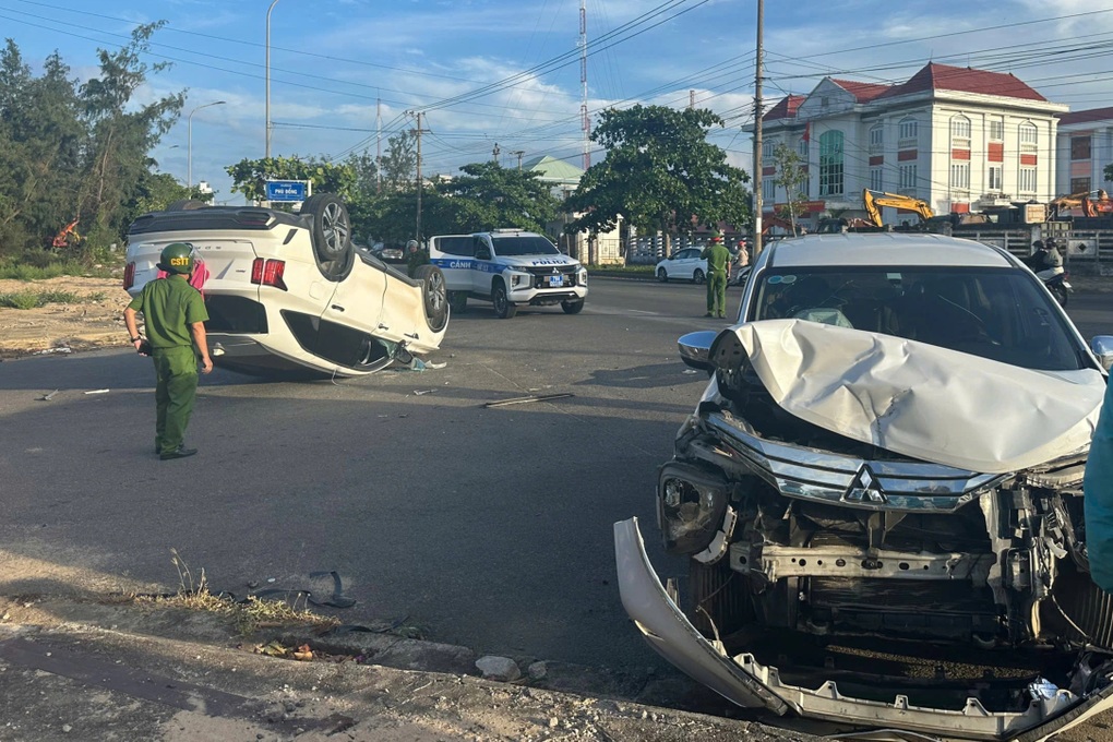 Ô tô lật ngửa bụng sau va chạm, 2 người bị thương - 1 Ô tô lật ngửa bụng sau va chạm, 2 người bị thương - 1