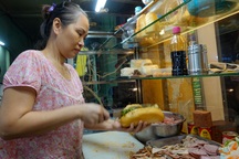 Xe bánh mì 17 năm, bán 400 ổ/ngày: Ông bà chủ vẫn ở nhà thuê