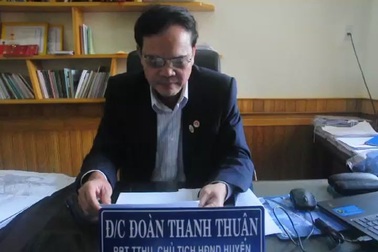 Ông Đoàn Thanh Thuận – Phó Bí thư huyện Tây Giang trao đổi với PV