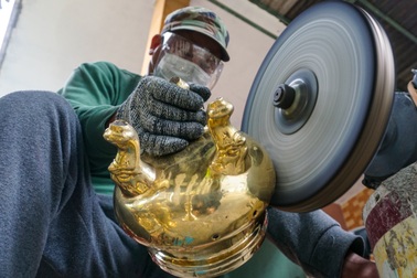 Còng lưng ngồi "phủ vàng" đồ lễ, kiếm tiền triệu tiêu Tết