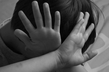 Bố dùng dây điện và ống nhựa đánh con trai 11 tuổi