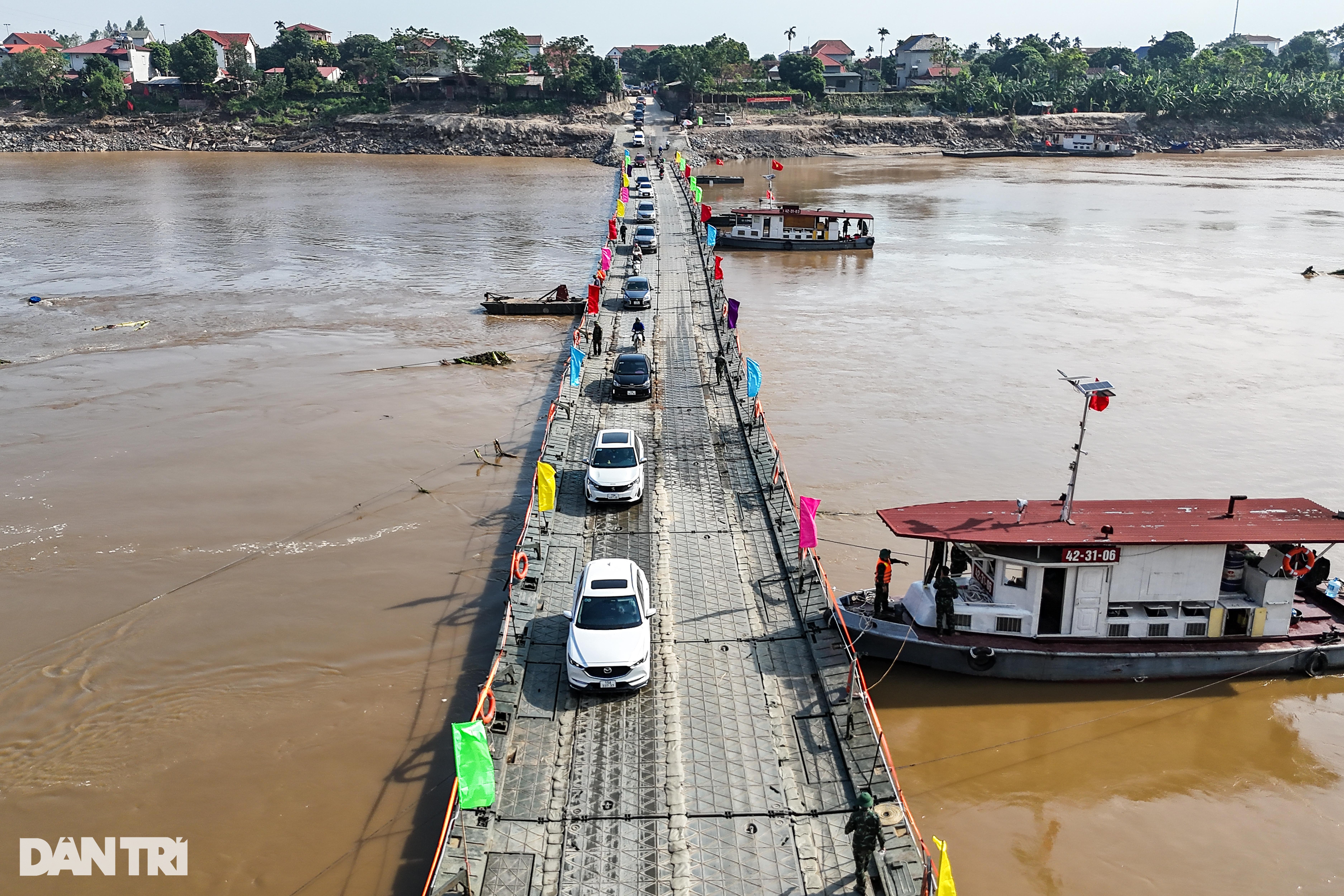 View - Dòng người và phương tiện nườm nượp qua cầu phao Phong Châu | Báo Dân trí