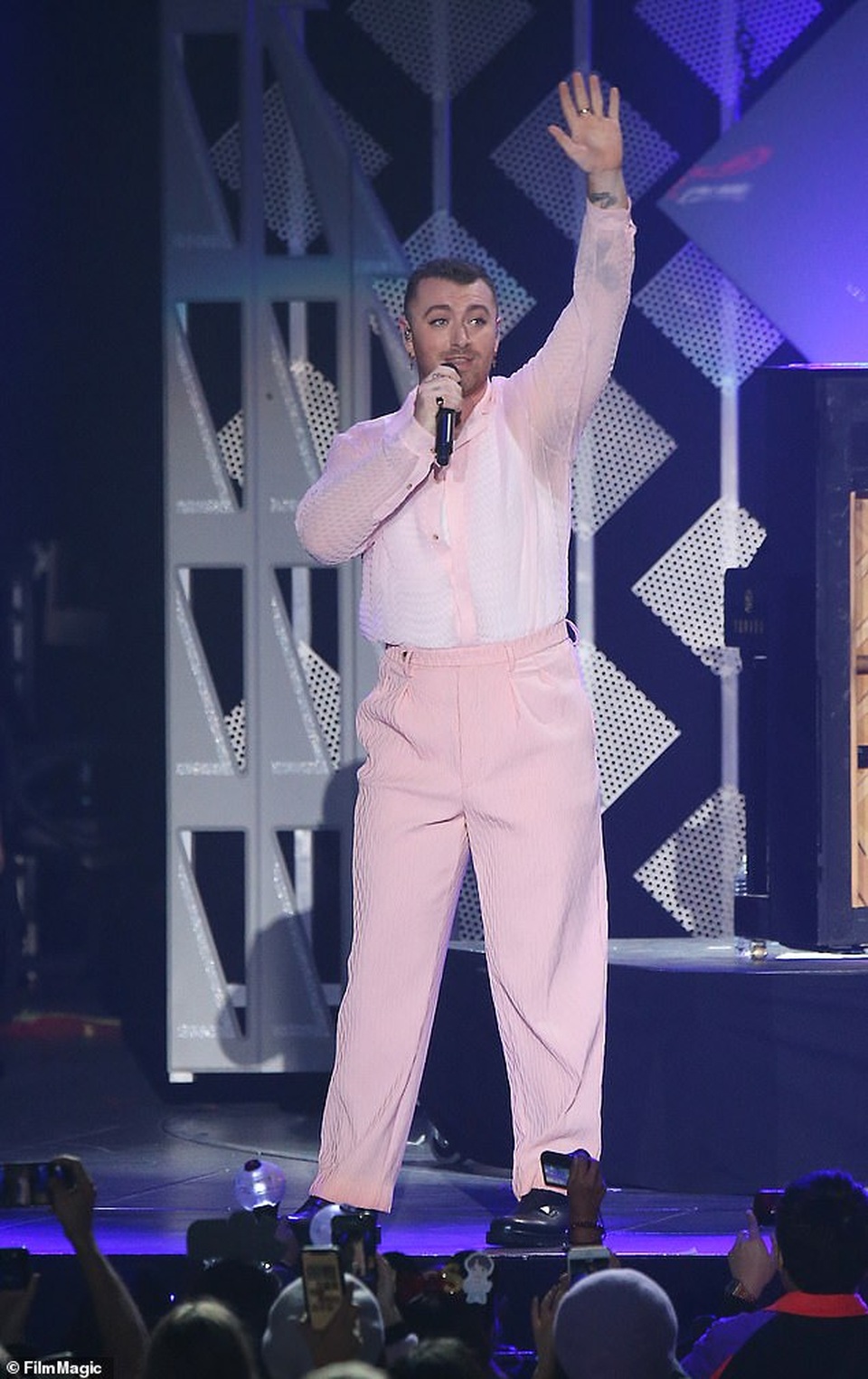 Sam Smith điệu đà diện cây đồ hồng lên sân khấu - 8 Sam Smith điệu đà diện cây đồ hồng lên sân khấu - 8