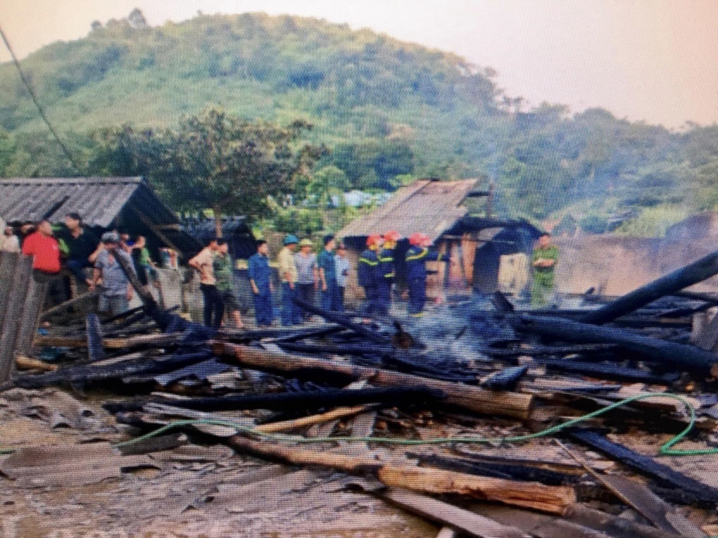 Cháu bé 3 tuổi tử vong trong ngôi nhà cháy ở Lào Cai - 1 Cháu bé 3 tuổi tử vong trong ngôi nhà cháy ở Lào Cai - 1