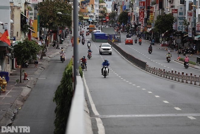 So sánh giao thông TPHCM: Trước giãn cách ùn tắc, nay chỉ còn xe cứu thương - 14 So sánh giao thông TPHCM: Trước giãn cách ùn tắc, nay chỉ còn xe cứu thương - 14