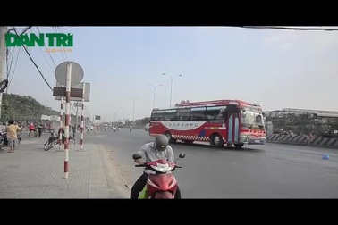 Những "hung thần" đưa đón công nhân phóng bạt mạng trên đường