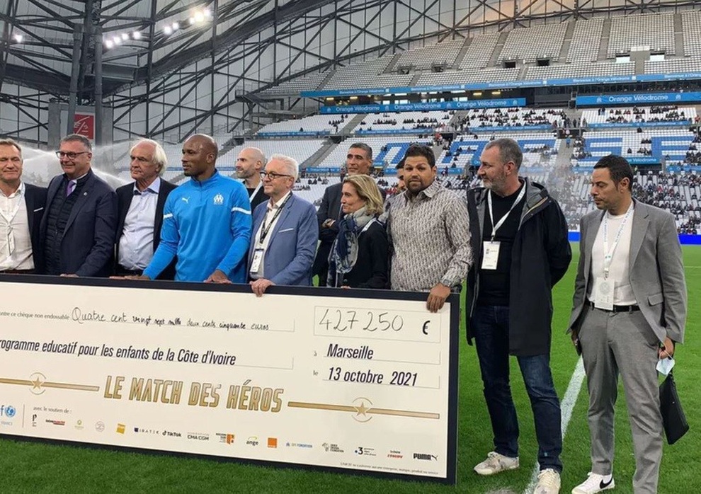 Choáng với bụng mỡ của cựu sao Arsenal sau một tháng giải nghệ - 8