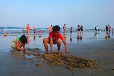 Người người, nhà nhà đi "giải nhiệt" vì cái nóng đầu hè