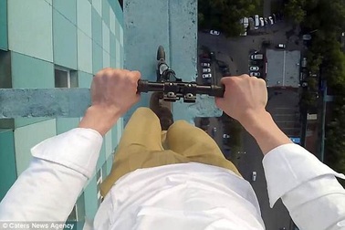 Thót tim nhìn thanh niên đi xe trượt bên mép nhà 40 tầng