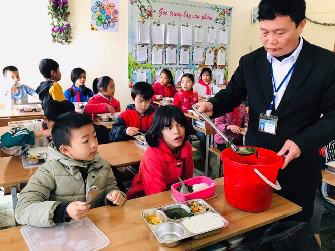 Bữa trưa 15.000 đồng và giấc mơ được ăn cơm nóng ở lớp - 5 Bữa trưa 15.000 đồng và giấc mơ được ăn cơm nóng ở lớp - 5