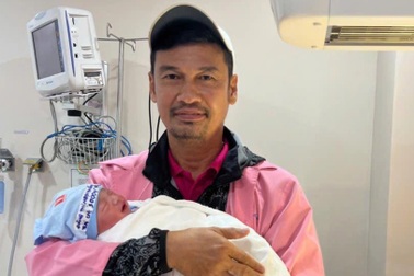 Tiết Cương đón con đầu lòng ở tuổi 52, vỡ òa hạnh phúc bên vợ kém 26 tuổi