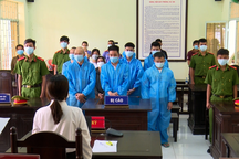 "Bao vây" trưởng công an xã, 10 con bạc nhận 110 tháng tù giam