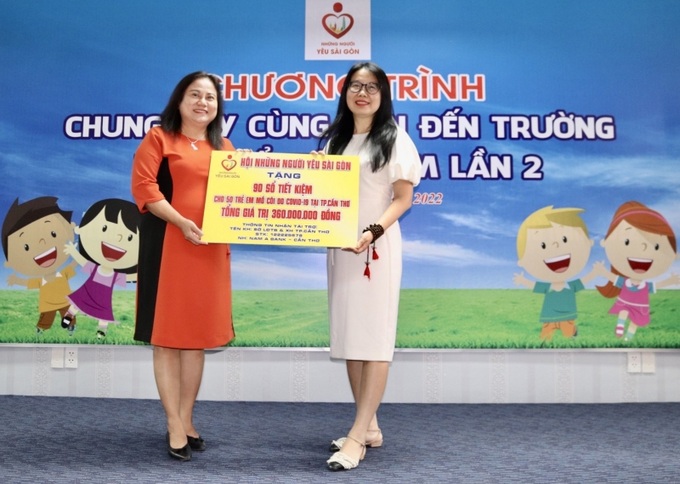 Bà Trần Thị Xuân Mai nhận bảng tượng trưng từ nhà tài trợ Những người yêu Sài Gòn.