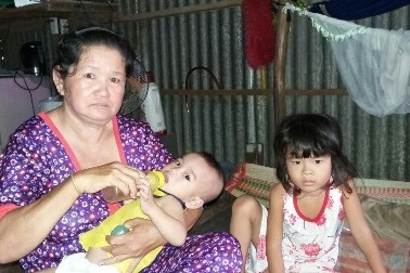 Hai con thơ quay quắt trong đói khát khi mẹ lâm trọng bệnh