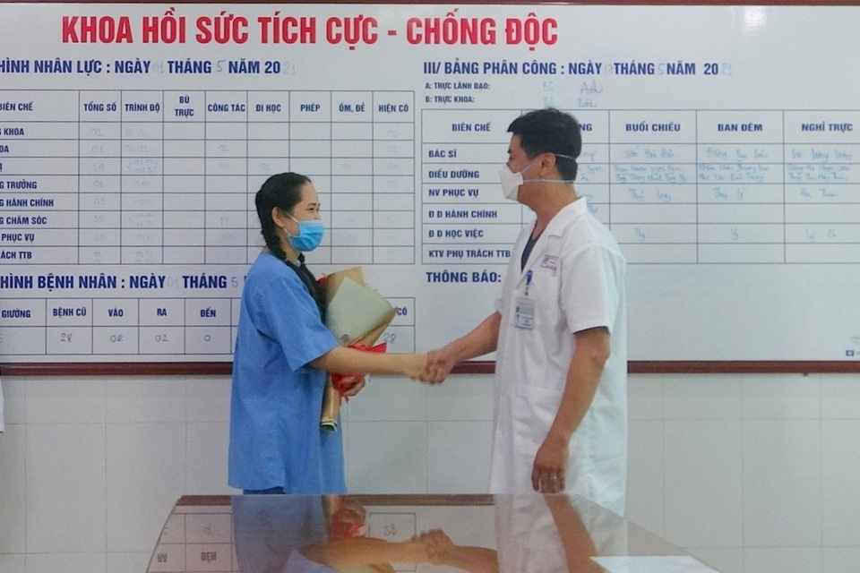 Nữ điều dưỡng sốc phản vệ sau tiêm vắc xin Covid-19 đã được xuất viện - 1 Nữ điều dưỡng sốc phản vệ sau tiêm vắc xin Covid-19 đã được xuất viện - 1