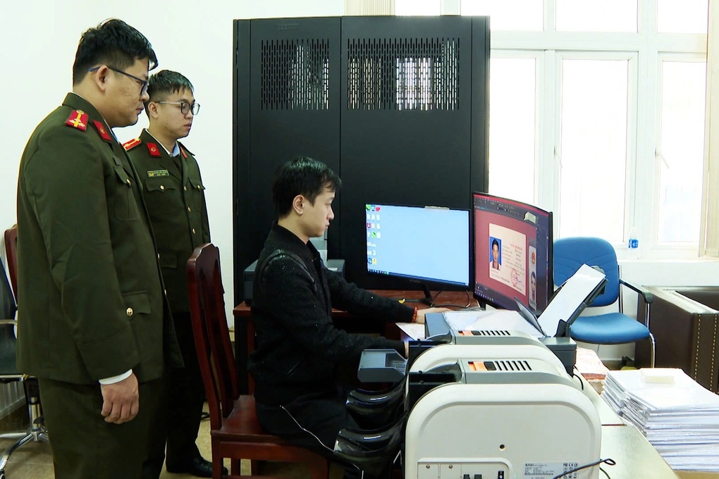 Bắt “ông trùm” 9x điều hành đường dây chuyên sản xuất giấy tờ giả - 1 Bắt “ông trùm” 9x điều hành đường dây chuyên sản xuất giấy tờ giả - 1