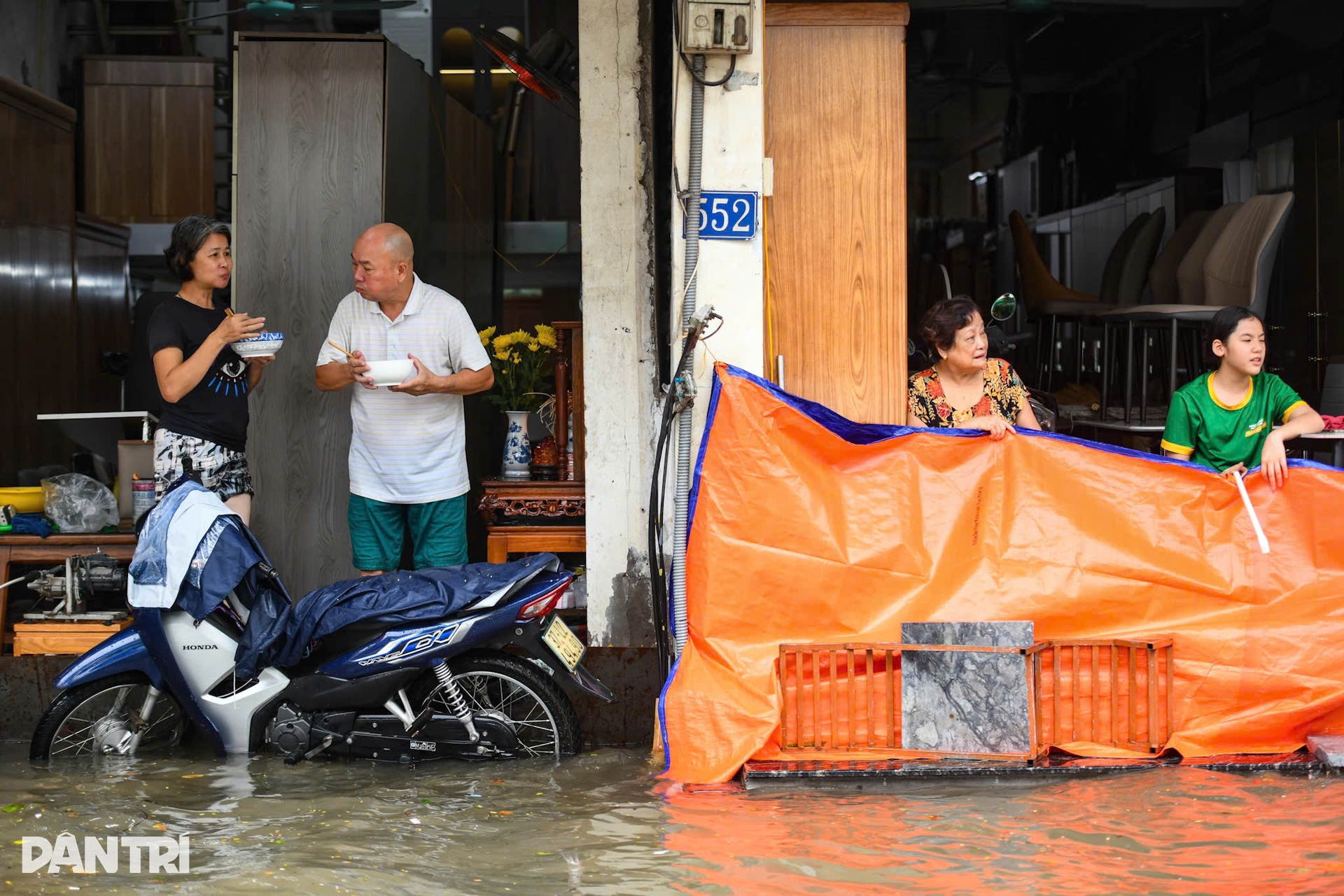 Muôn kiểu ứng phó mưa lớn, vượt ngập sâu của người Hà Nội - 10 Muôn kiểu ứng phó mưa lớn, vượt ngập sâu của người Hà Nội - 10
