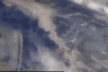 Ukraine phóng đạn pháo thông minh, bắn cháy xe tăng Nga