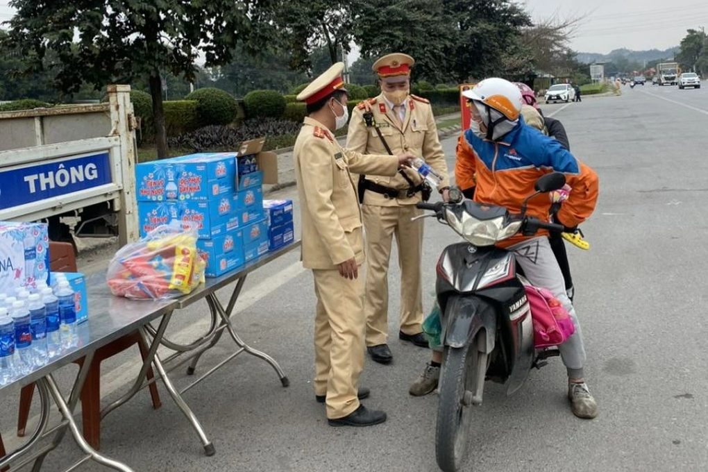 Ấm lòng CSGT phát nước, tặng bánh cho người dân trên đường về quê ăn Tết - 3 Ấm lòng CSGT phát nước, tặng bánh cho người dân trên đường về quê ăn Tết - 3