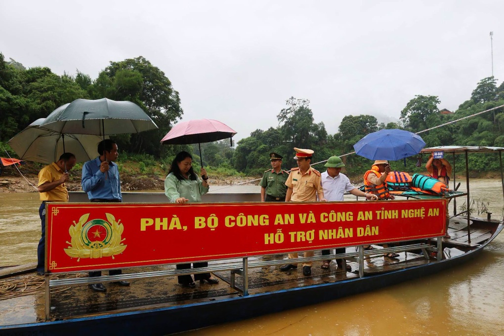 Bộ Công an tặng phà, giúp hơn 1.000 người dân vùng lũ qua sông - 2