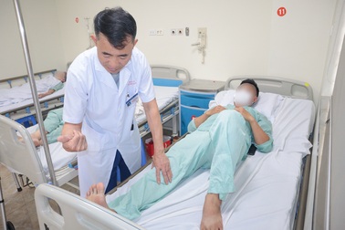 Bị thiết bị bay chém vào người, nam bệnh nhân ở Hà Nội chảy máu ồ ạt