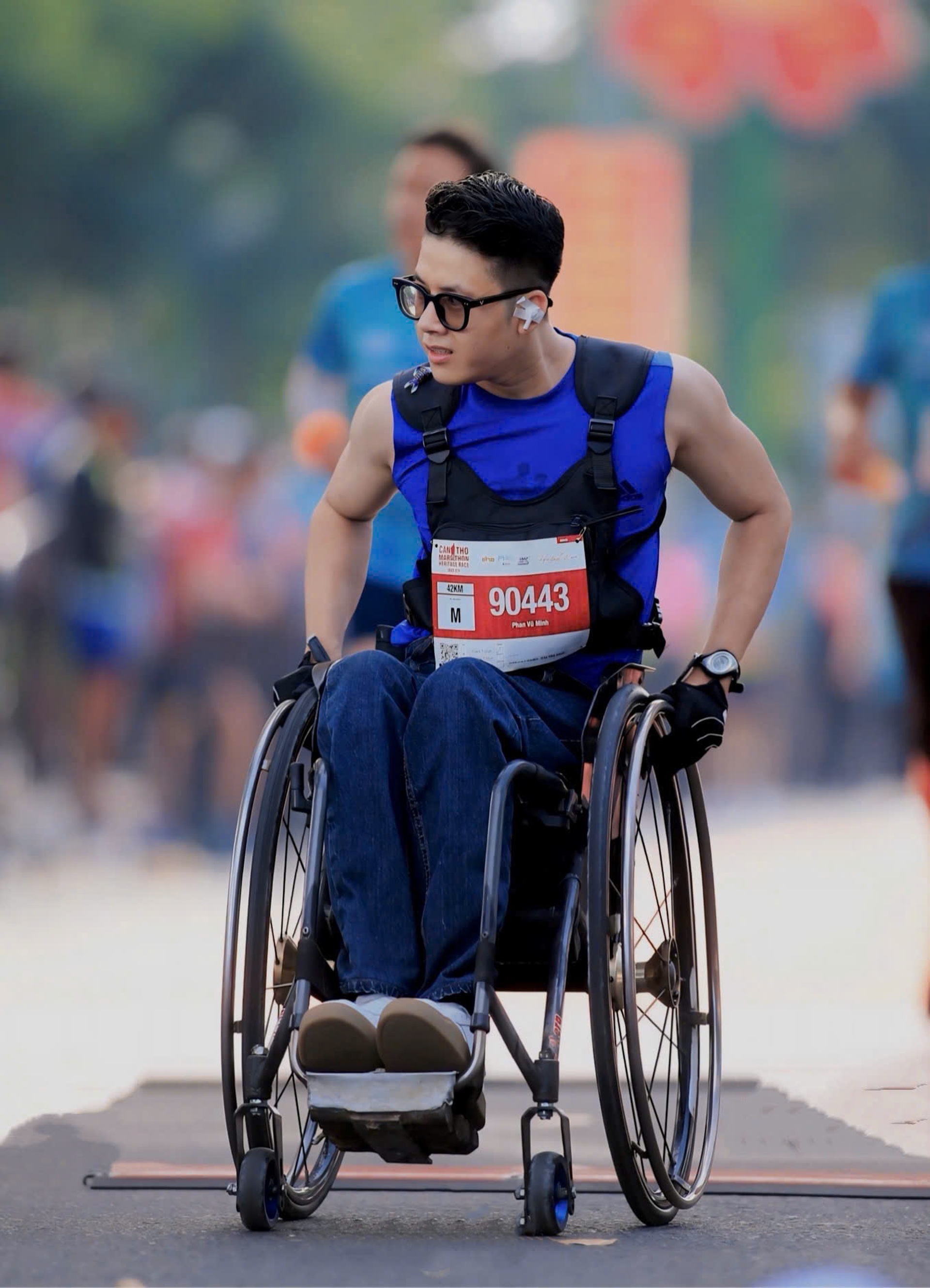 Chàng trai Vĩnh Long ngồi xe lăn chinh phục giải chạy marathon 42km - 4 Chàng trai Vĩnh Long ngồi xe lăn chinh phục giải chạy marathon 42km - 4