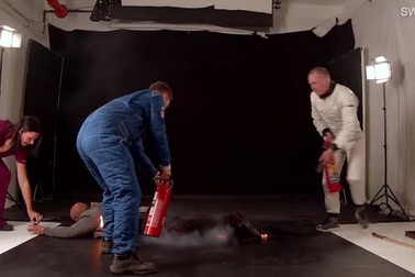 Màn cầu hôn “nóng bỏng” dành cho nữ y tá chiến đấu với Covid-19