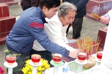 Mẹ già thắp hương tưởng nhớ con trai hy sinh ở Gạc Ma bên lá cờ Tổ quốc