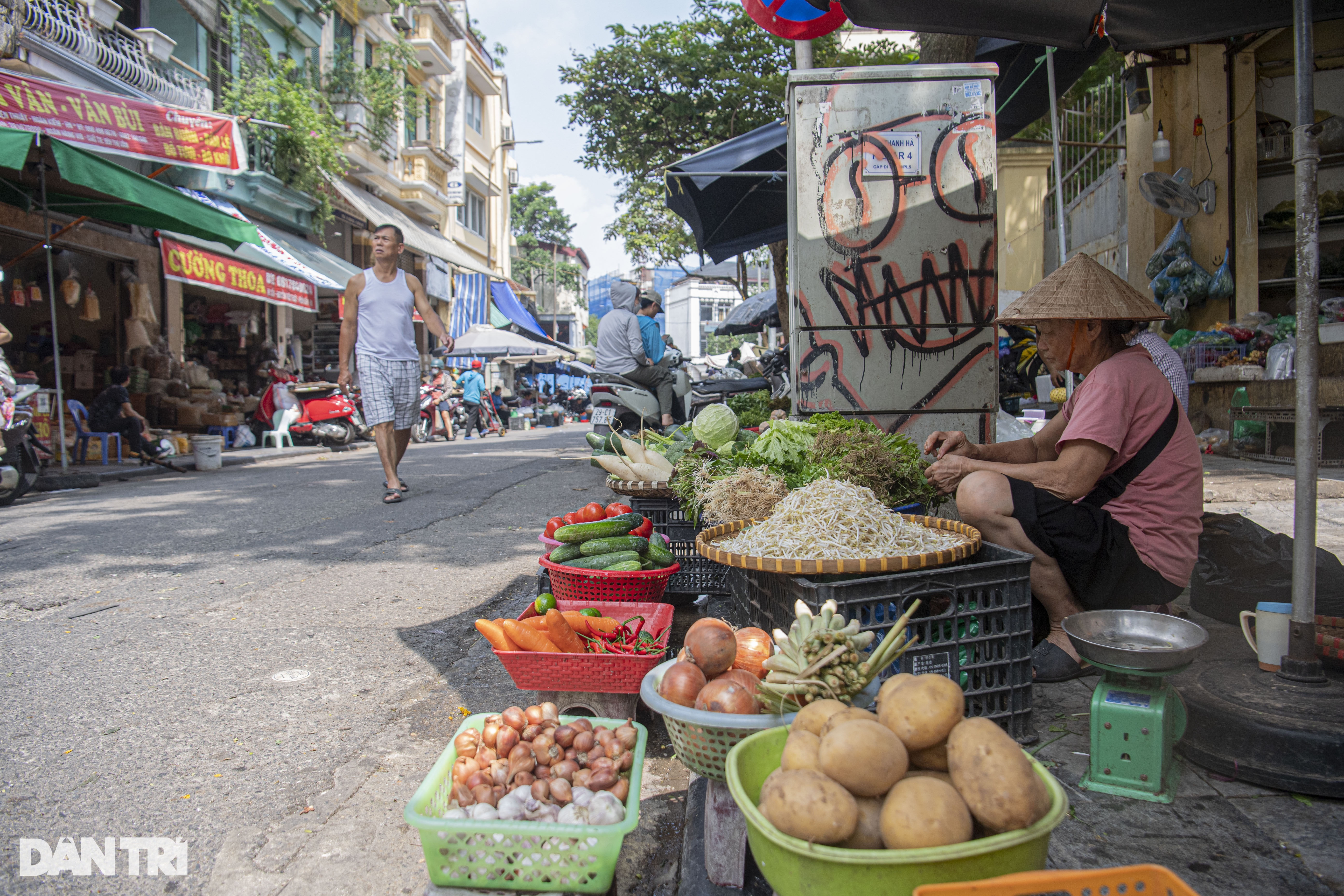 Cụ bà 102 tuổi ngày đêm bán hàng mưu sinh ở phố cổ Hà Nội - 4