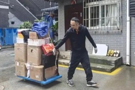 Thiếu gia phá sản thành thợ bốc vác, lại đổi đời nhờ bắn tiếng Anh như gió