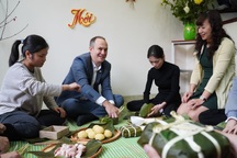 Quyền Đại sứ New Zealand lần đầu gói bánh chưng đón Tết ở Việt Nam