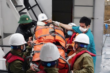 Đưa bệnh nhân đột quỵ bị cô lập trên đảo Cù Lao Chàm vào đất liền